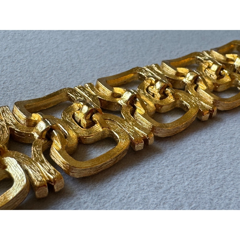 Vintage Signed Trifari Brutalist Gold Tone Textured Statement Bracelet Pristine - Picture 8 of 8